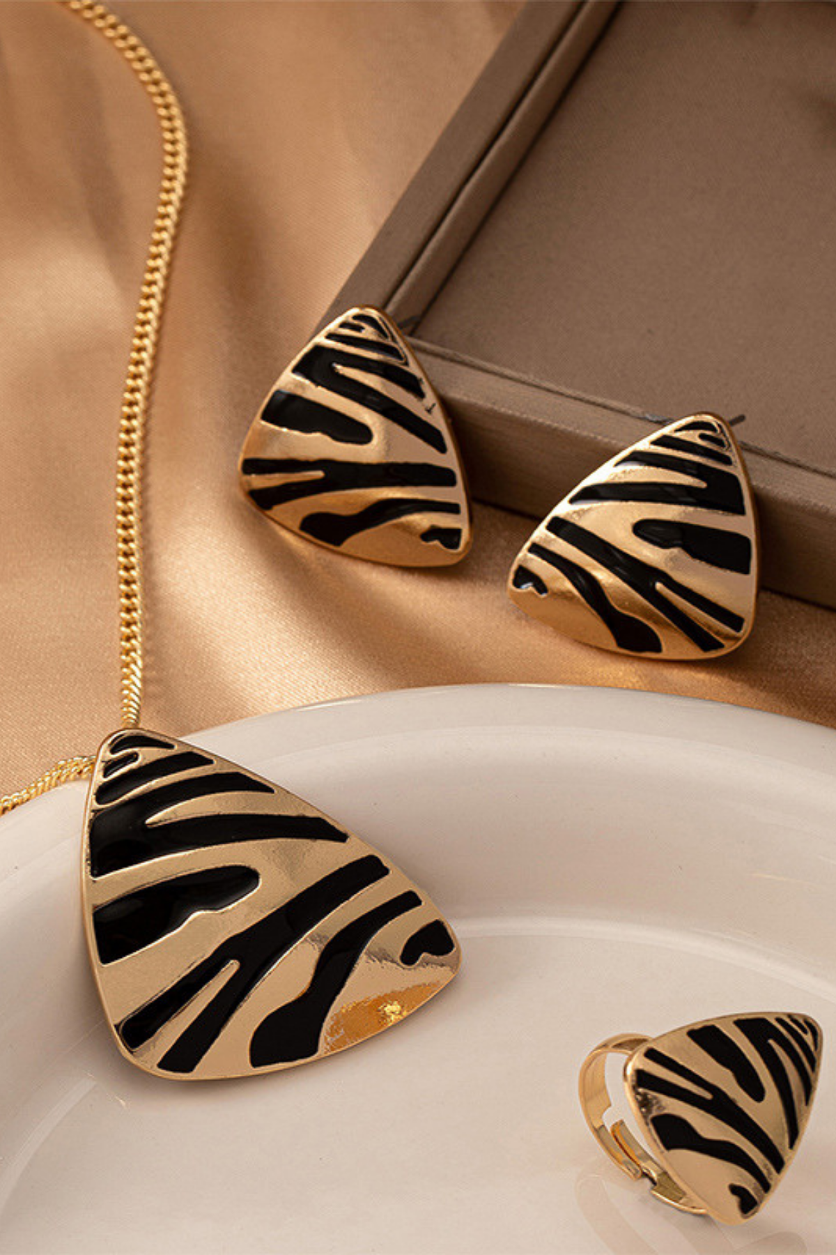 Ila Stripe Earring Set In Gold